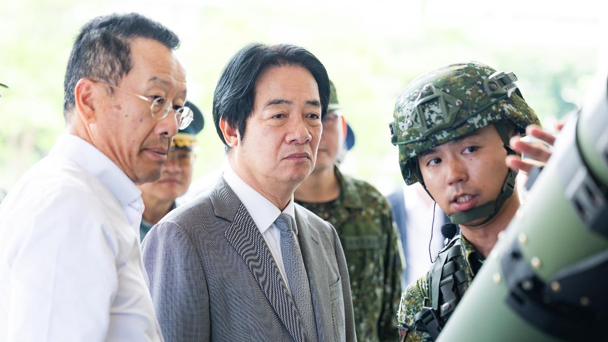 賴清德總統於端節前夕親赴基層營區勗勉，頒發加菜金犒賞留守官兵。（圖／總統府）