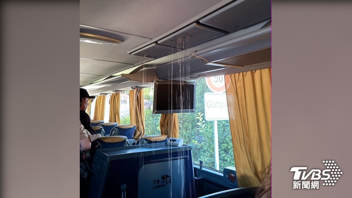 影音／15萬德瑞團首日撞橋！車頂破洞狂滴水　旅客拖行李搭火車崩潰