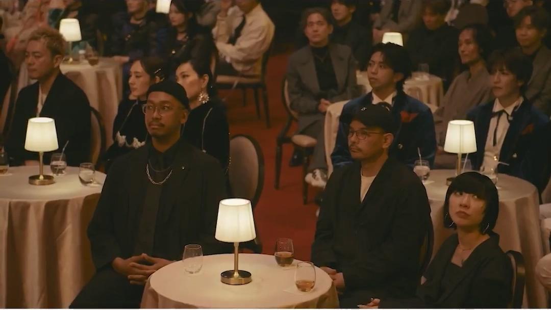 MAJ現場氣氛「莊重」,加上燈光擺設,被台灣網友調侃「氣氛肅穆」。(圖/翻攝自MAJ_CEIPA推特)