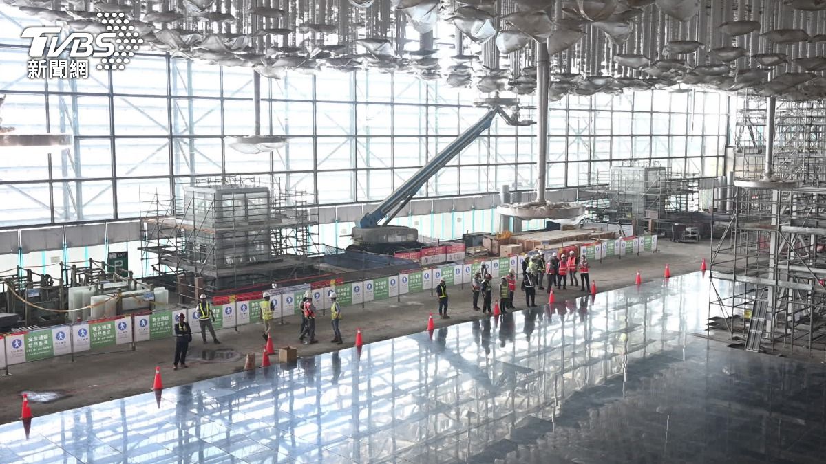 交通部長陳世凱視察桃園機場第三航廈工程。(圖/TVBS)