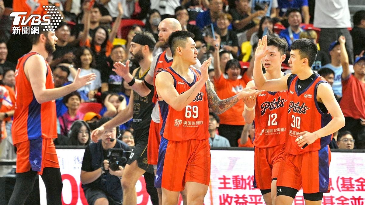 領航猿隊終場以72比69險勝台北富邦勇士隊,將戰局追成3比3平手。(圖/胡瑞麒攝)