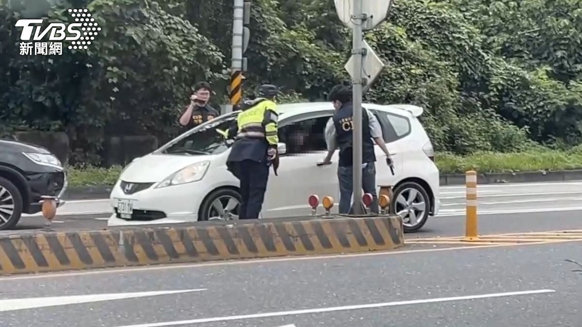 宜蘭檢警掌握情資,拘提毒犯過程中,在蘇花公路也抓到吸食「喪屍煙彈」依托咪酯後上路的毒駕者。(圖/TVBS)