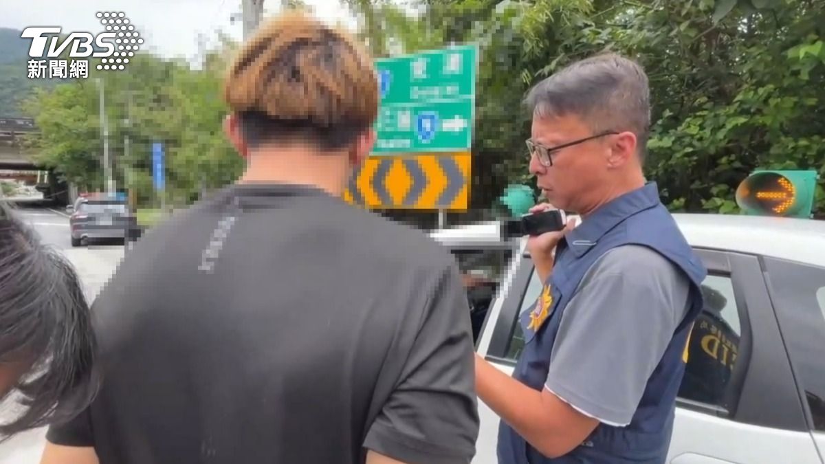 警方實施毒品唾液快篩,果然發現王姓駕駛有陽性反應,當場以公共危險罪送辦。(圖/TVBS)