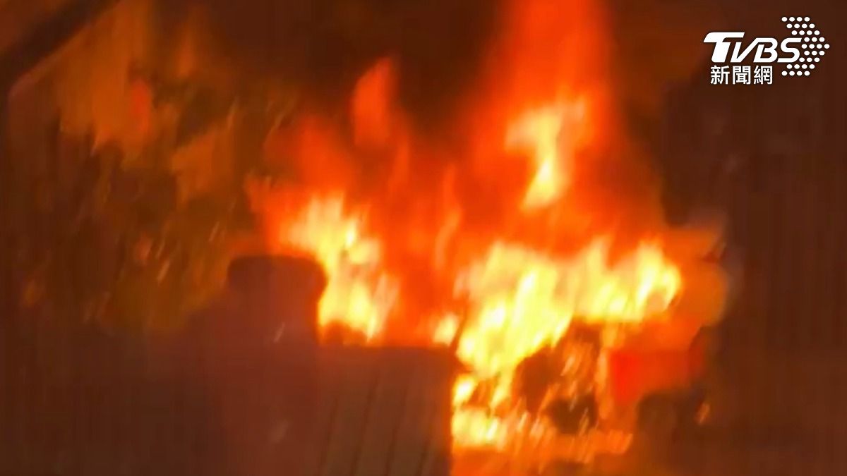 現場不時傳出劇烈爆炸聲響,火勢猛烈更直接波及到一旁的白色轎車。(圖/TVBS)