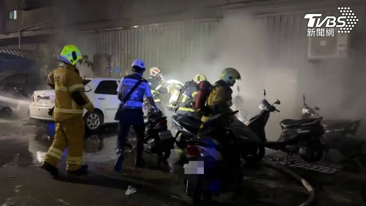 附近民眾反映現場堆放多枚鋰電池,懷疑是引發火勢的主因。(圖/TVBS)