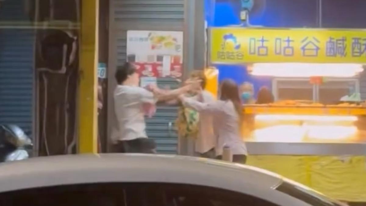 新北市蘆洲區中正路上的一家鹹酥雞攤前，謝男（左一）與丁男（左二）因一袋檳榔引發誤會，竟在大街上互吐口水、揮拳互毆。（圖／_nn413提供）
