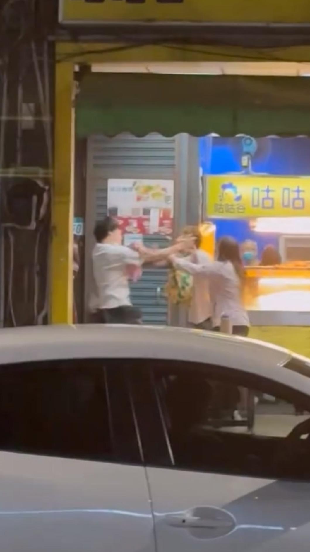 扭打過程中，丁男（右二）的眼鏡不慎被謝男（左一）撥掉，這讓丁男的「憤怒值瞬間爆表」，開始瘋狂出拳朝謝男猛揍。（圖／_nn413提供）