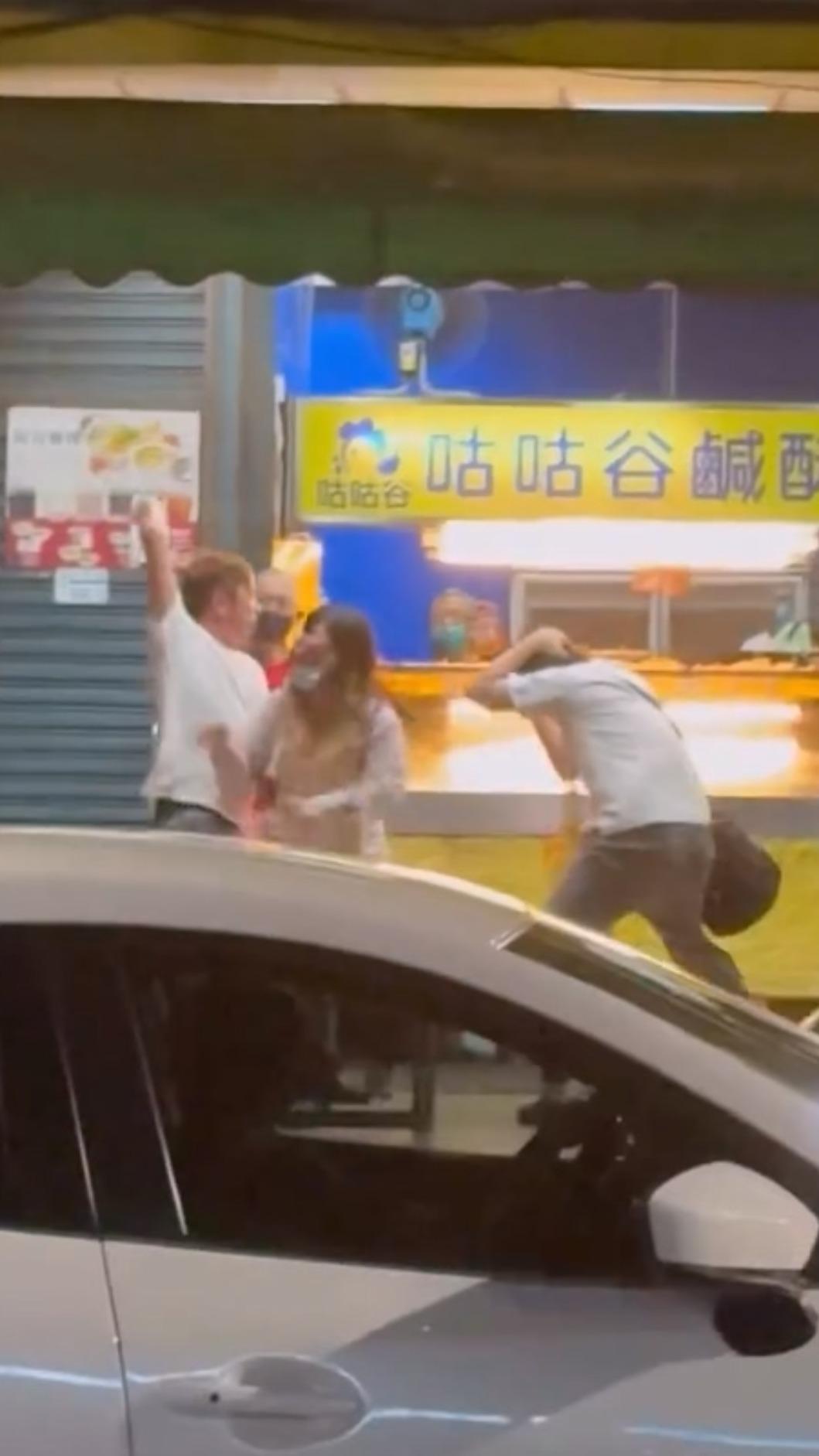 ​眼見男友遭到痛擊，陳女（左二）嚇得在街上不斷高分貝尖叫，並試圖用肉身擋在兩人中間阻止衝突，但根本無法阻擋盛怒中的丁男（左一）。（圖／_nn413提供）