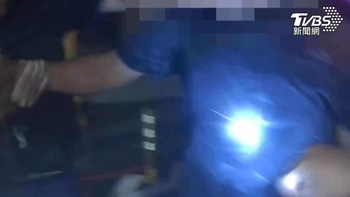 面對到場員警的勸導與調查,丁男態度依舊極其囂張,極力拒絕配合,甚至數度對員警出言挑釁。(圖/TVBS)