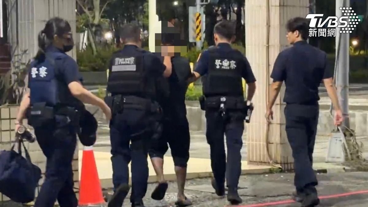 員警展現機敏反應,趁丁男防備不及,合力強力壓制、依法上銬。(圖/TVBS)