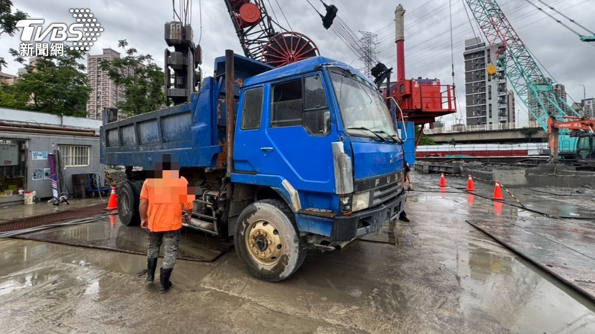 新北中和區橋和路一處工地發生工安意外，1名工人被不明原因滑動的貨車撞擊，傷重不治。（圖／TVBS）