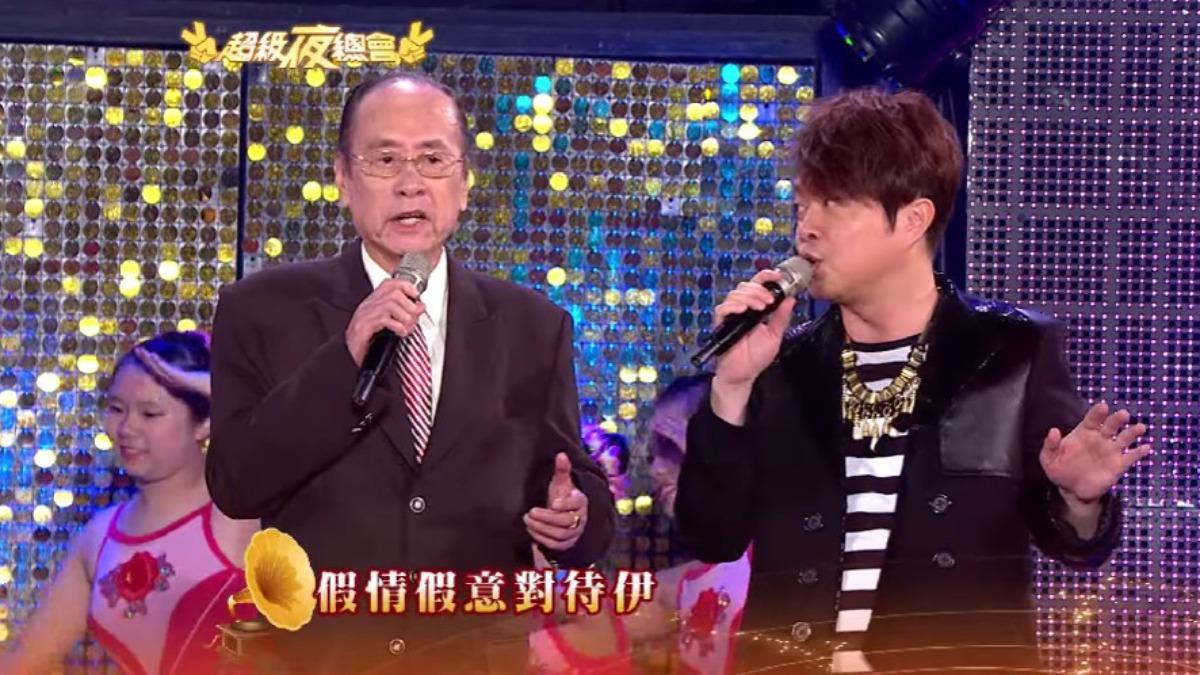 洪弟七（左）曾和翁立友在節目上對唱。（圖／翻攝自超級夜總會YT）