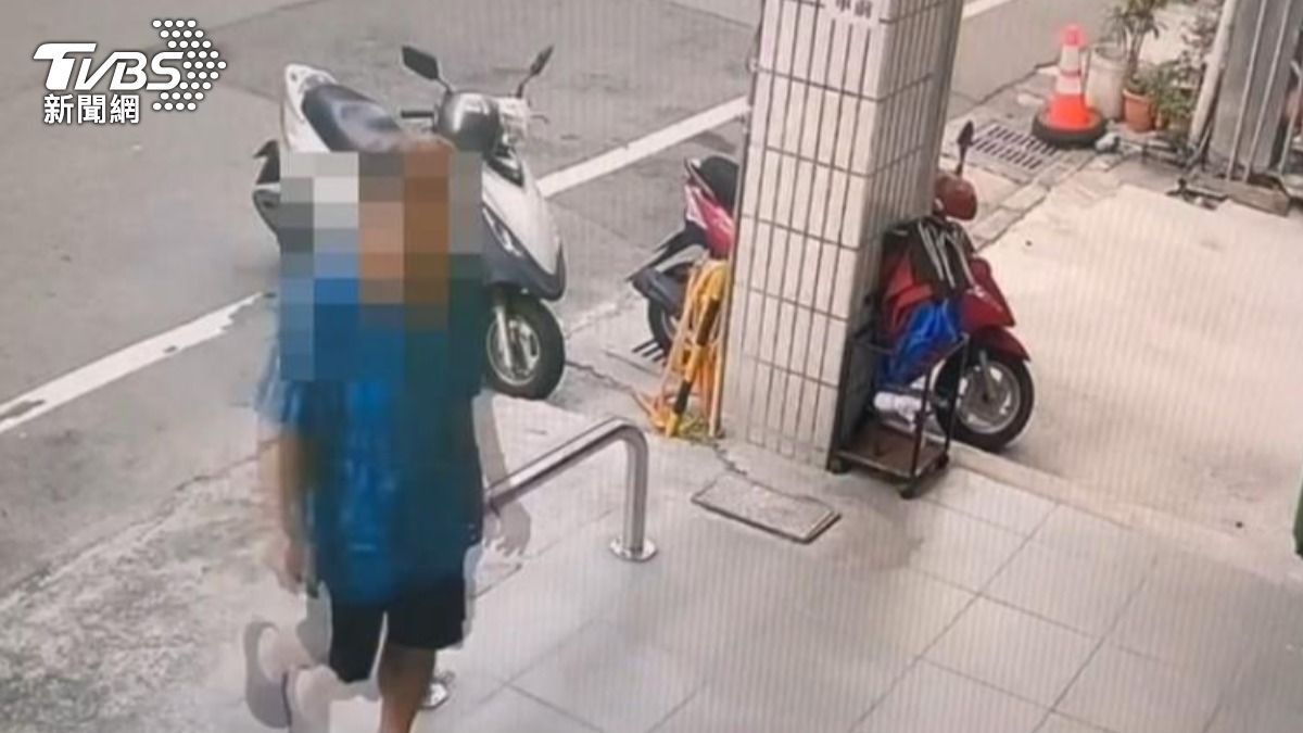 李男殺妻後,淡定騎機車自首。(圖/TVBS)