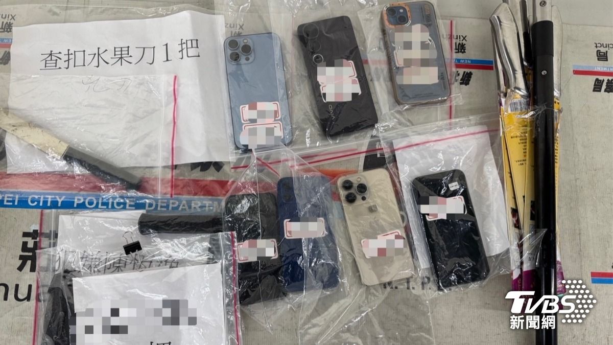 警方查扣多部手機及水果刀一把。(圖/TVBS)