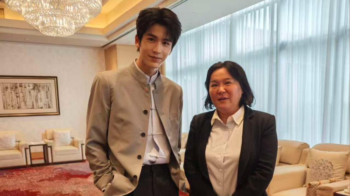 國民黨立委陳玉珍與張凌赫合影。(圖/陳玉珍提供)