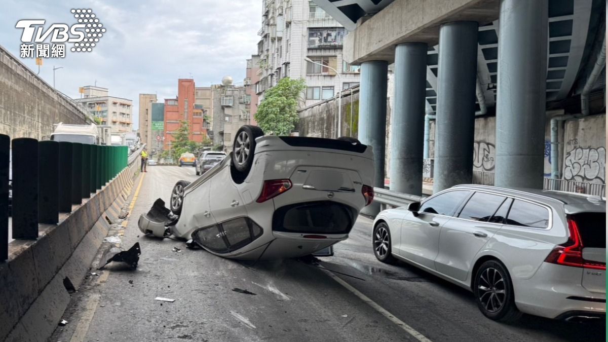 水源快速道路塞爆!中年男疑過彎打滑失控 猛撞分隔島翻車