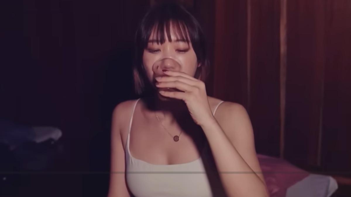 愛莉莎莎體驗死藤水儀式。（圖／翻攝自YT）