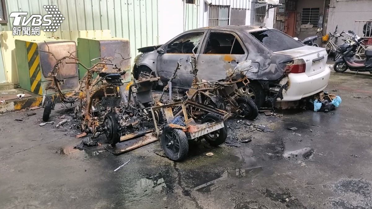 高雄市三民區凌晨連燒了8輛汽機車，原本車主懷疑可能遭人縱火，但後續證實是充電中的電動車冒煙起火。（圖／TVBS）