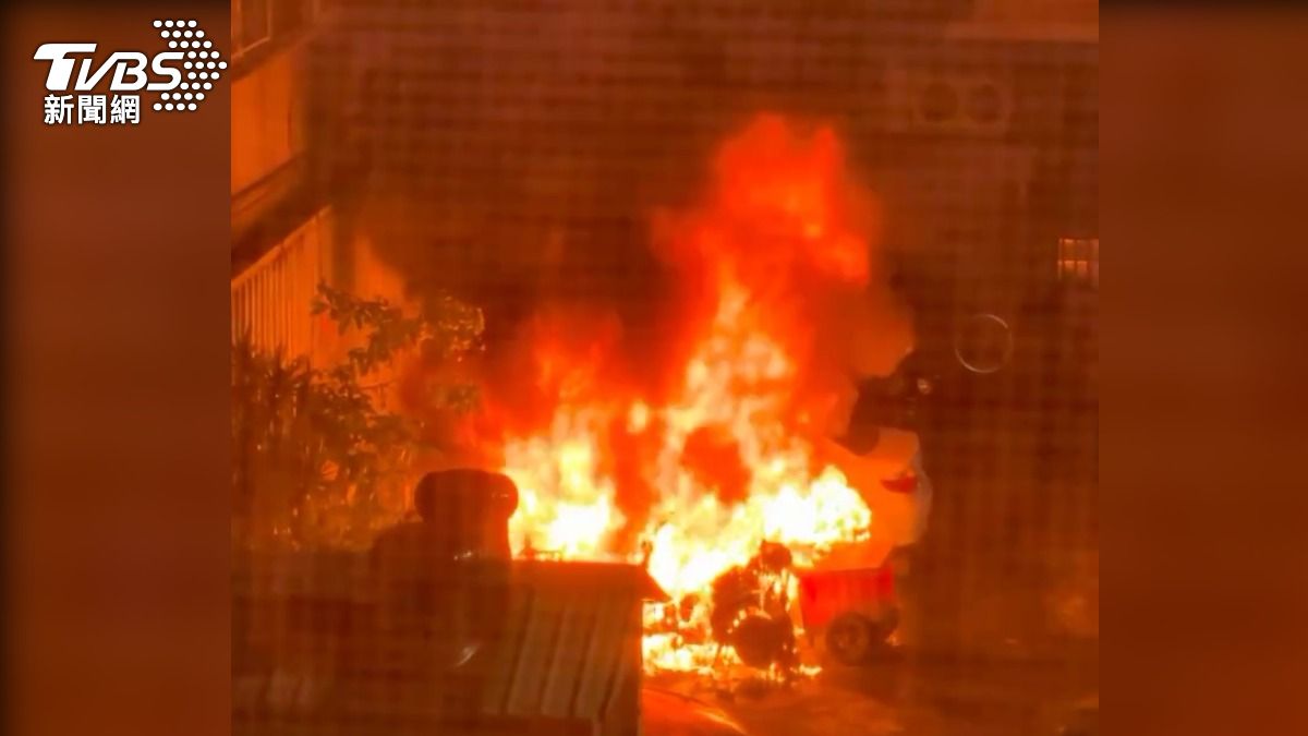監視器畫面證實，事發當下並無人經過，是正在充電的電動車先冒出白煙，約4至5分鐘後起火燃燒，確認為自燃。（圖／TVBS）