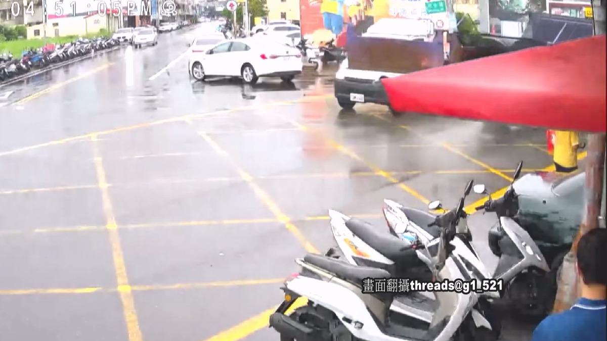 工程車門沒鎖好「狠搧一巴掌」！小貨車A柱凹陷　駕駛驚險逃一劫。(圖／Threads @g1_521)