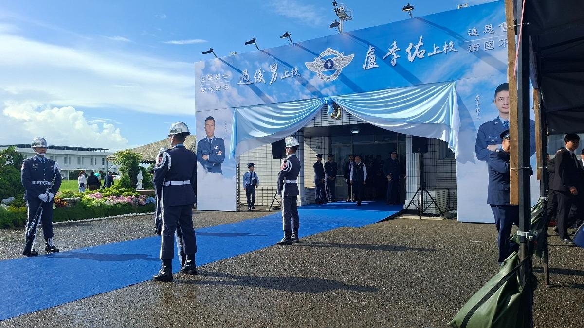 任務結束回歸天空！2殉職飛官告別式追晉上校、國旗覆棺送別