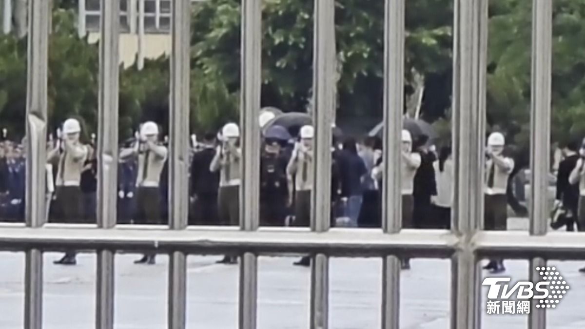 軍方列隊進行鳴槍向英雄致意。（圖／TVBS）