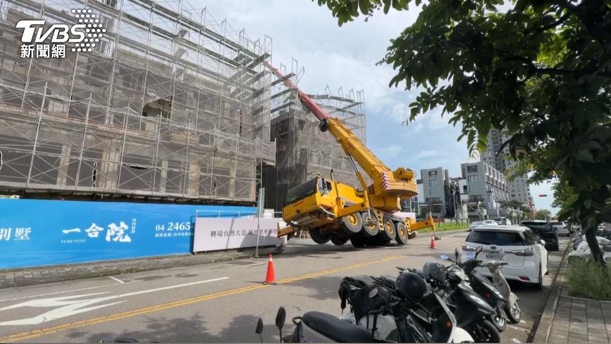 台中豪宅工地突現洞!吊車瞬間傾斜「像飛天」 救援又壓進鷹架。(圖/TVBS)