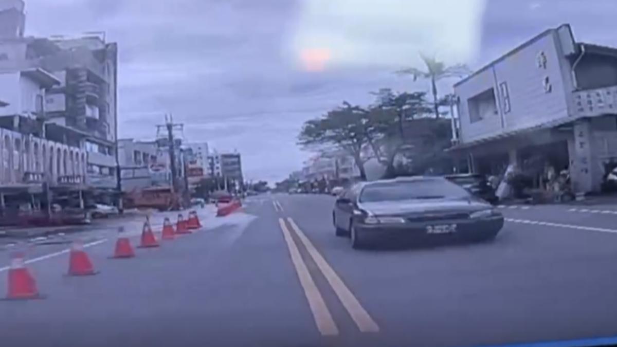 駕駛疑似為了貪快超車，直接開進對向車道。（圖／TVBS）
