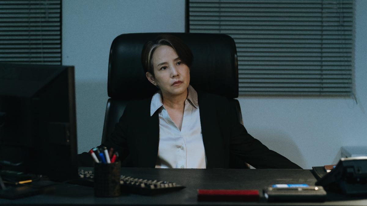 李明依回歸飾演警局大姊大，以渾然天成的霸氣威懾全場。（圖／瀚草文創提供）