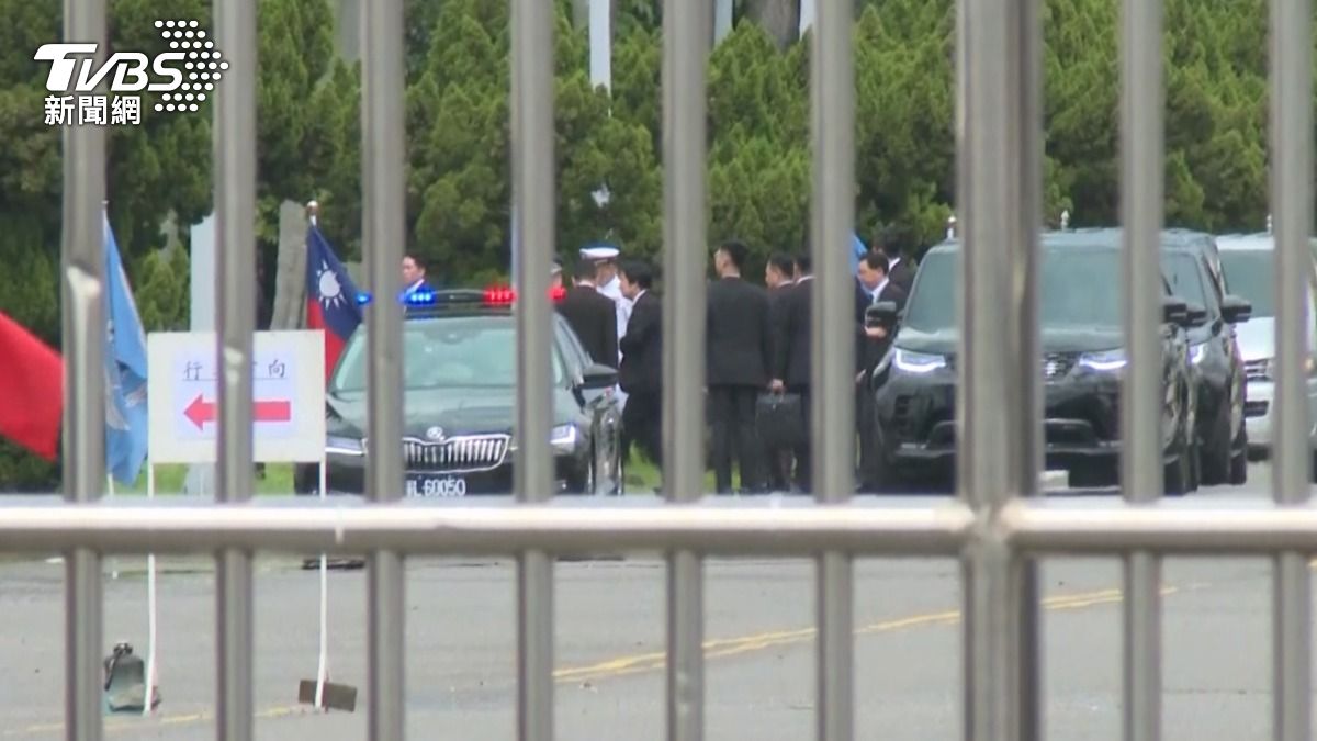 殉職飛官告別式在岡山空軍基地舉行，總統賴清德一早抵達現場，親自頒發褒揚令致。（圖／TVBS）