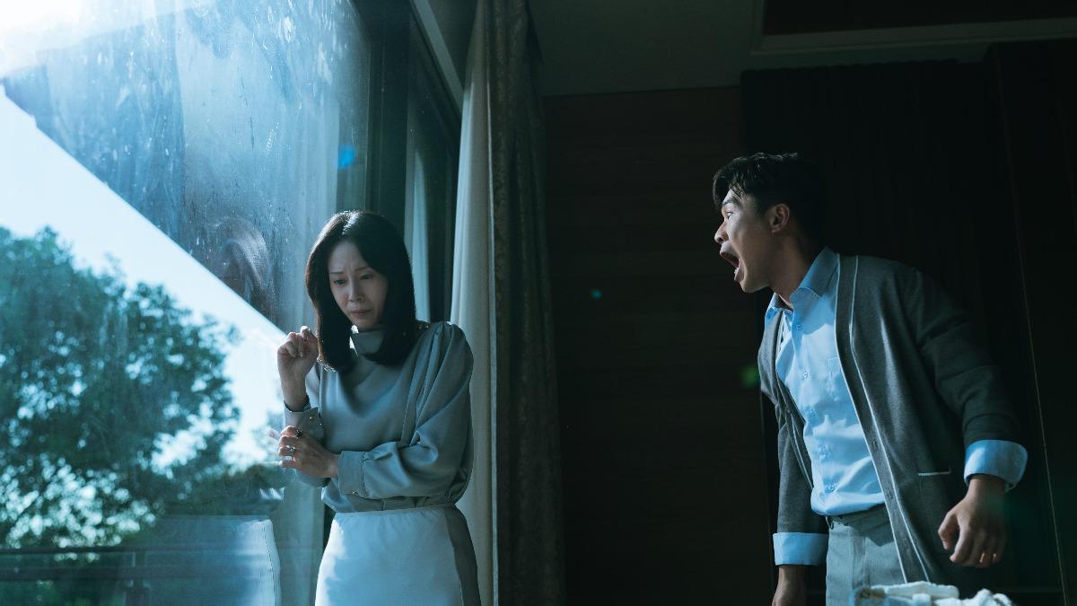 蔡亘晏（左）褪下明星光環嫁入豪門，卻慘遭飾演丈夫的黃迪揚暴力相向。（圖／瀚草文創提供）