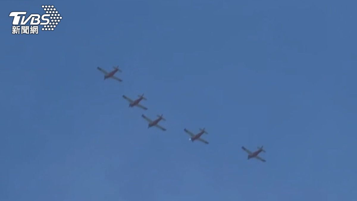 原本軍方規劃安排5架教練機以「缺席隊形」衝場追思，然而當天天氣突然由晴轉雨，軍方判定為危險天氣後臨時取消。（圖／TVBS）