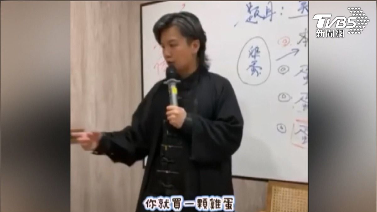 這名濟顛禪師曾在直播中宣稱，胃不好的人可以拿一顆開光過的雞蛋，在患部滾個幾圈，暗示具有療癒效果，此舉引發衛生單位介入了解（圖／翻攝YT台東玄濟宮）