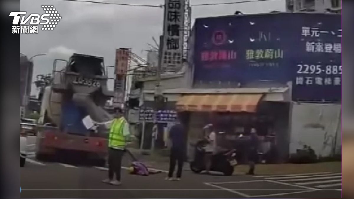 怎麼流那麼多血!大貨車撞微型電動代步車 6旬阿嬤手腳骨折