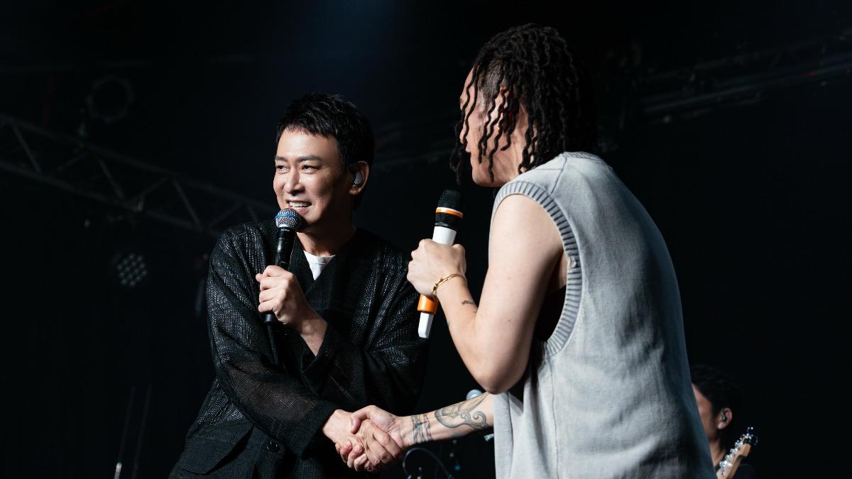 王識賢驚喜登台。(圖/寬宏藝術提供)