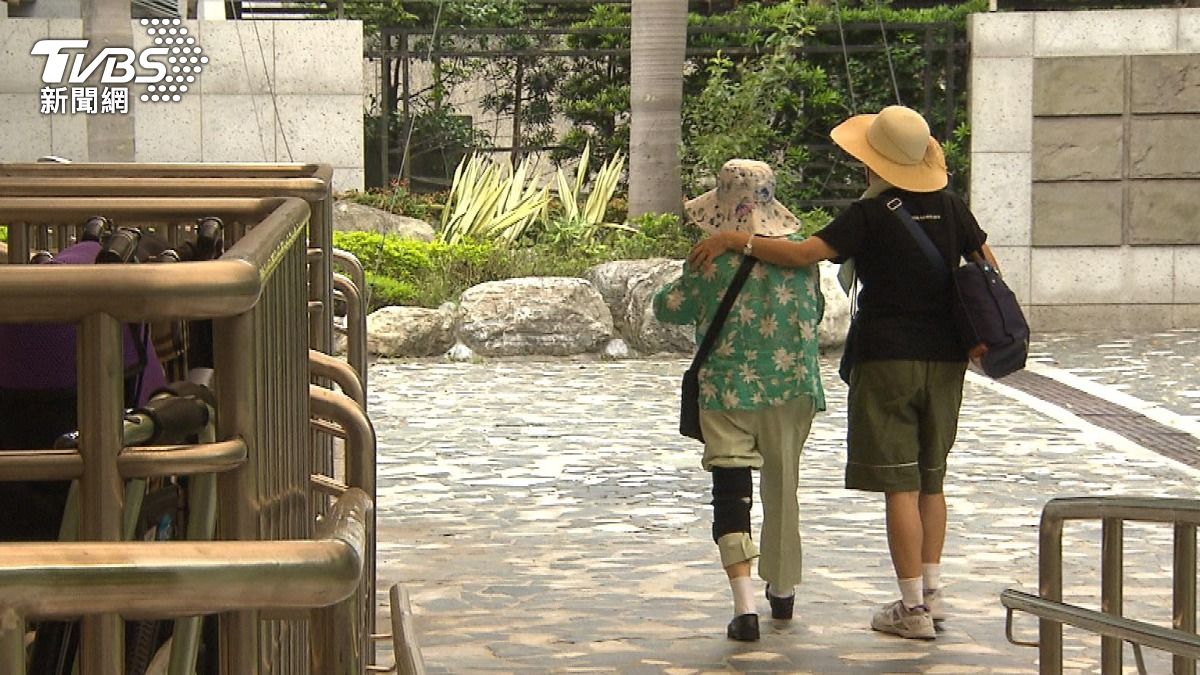 台灣人61歲就退,學者籲搶救銀髮人力。(圖/TVBS)