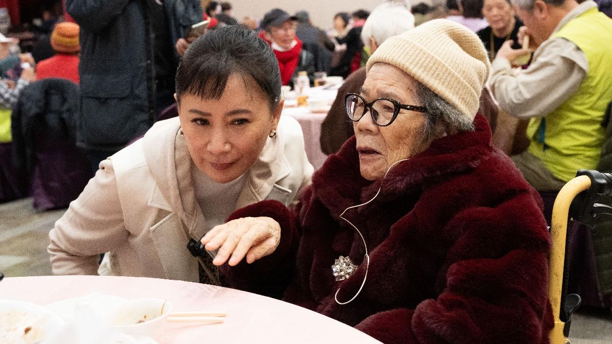 陳亞蘭日前與來春阿嬤出席活動。(圖/優質生命協會提供)