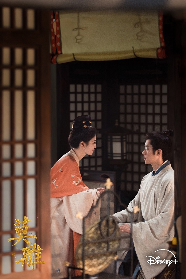 白鹿(左)劇中細心照顧丞磊。(圖/Disney+提供)