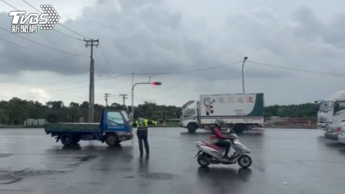 警前往現場進行交通疏導。（圖／TVBS）