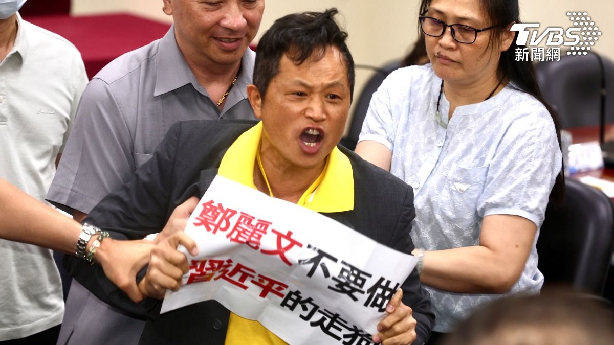 台灣國理事長陳峻涵闖進國民黨中央嗆鄭麗文。（圖／華子琛攝）