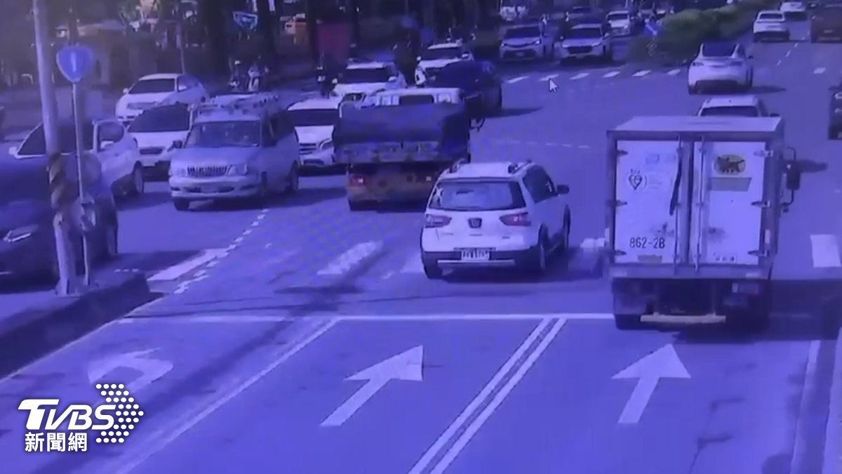 台積電楠梓園區廠房趕工，趁天晴200輛大型車輛載砂石進廠區趕工。（圖／TVBS）