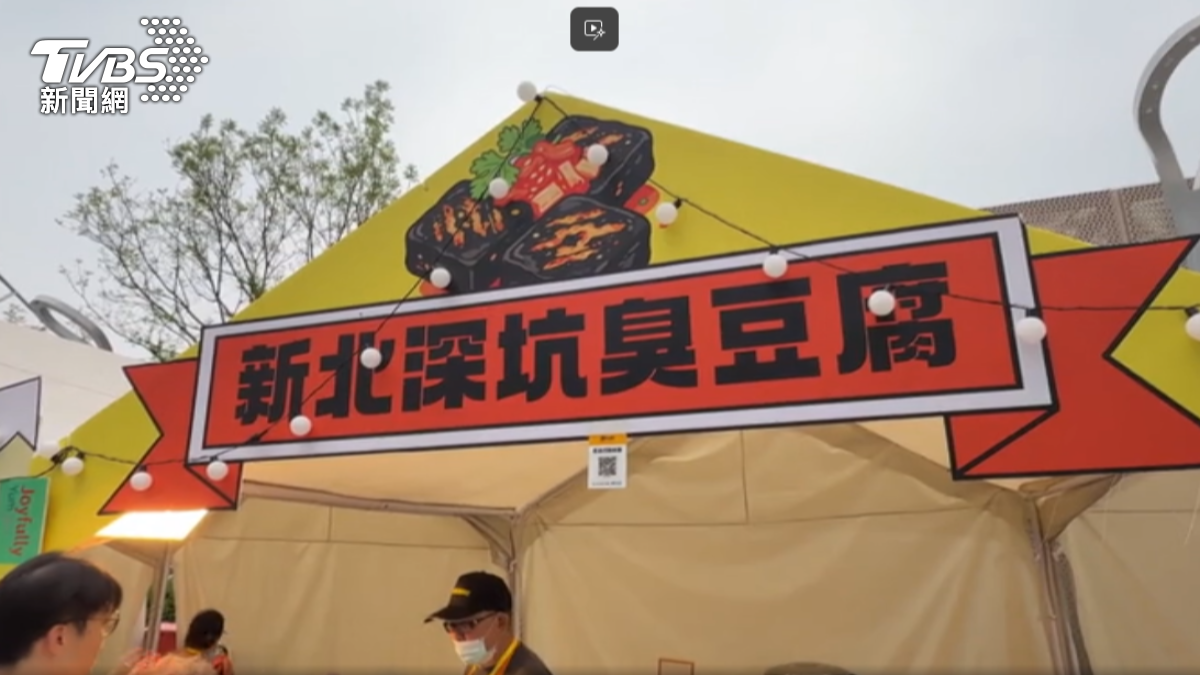 超過50家攤商都主打台灣小吃,深坑臭豆腐一份要價人民幣20元,台幣約90元。(圖/TVBS)