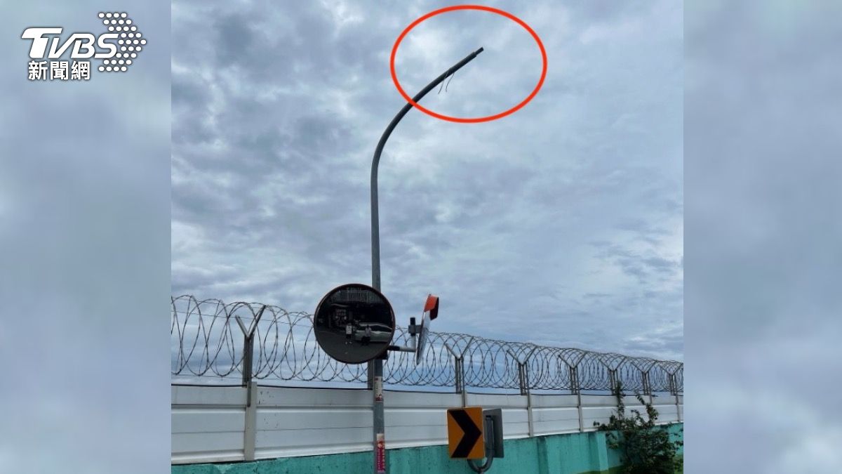 花蓮F-16不只撞路燈!空軍證實「還造成民車損壞」:將依規定賠償