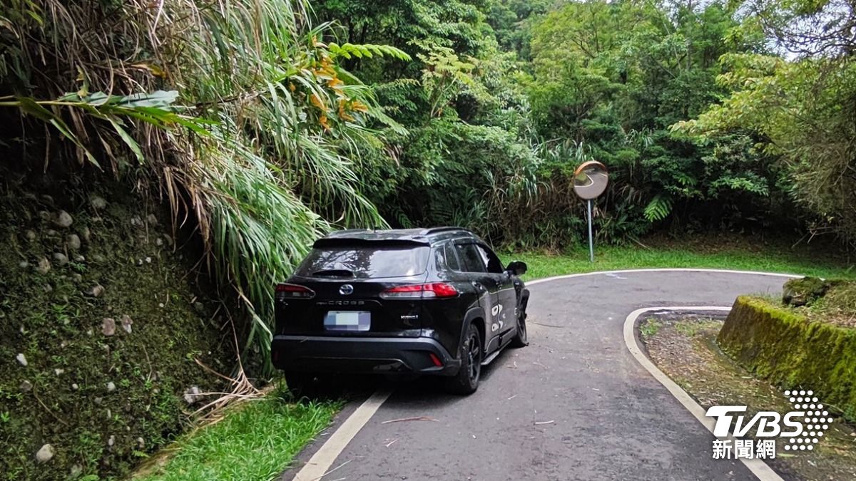 車輛滾下山坡後自行翻正。(圖/TVBS)