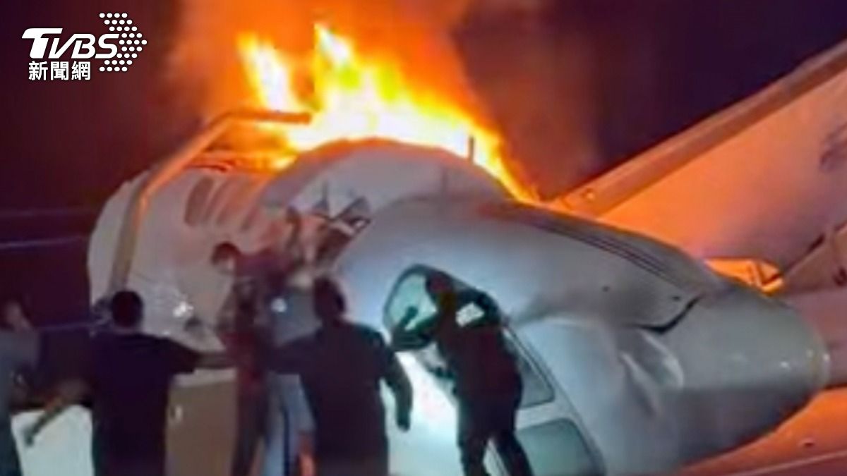 這架私人飛機墜毀後側翻在公路中央，機身不斷竄出猛烈惡火與滾滾濃煙。（圖／達志影像美聯社）