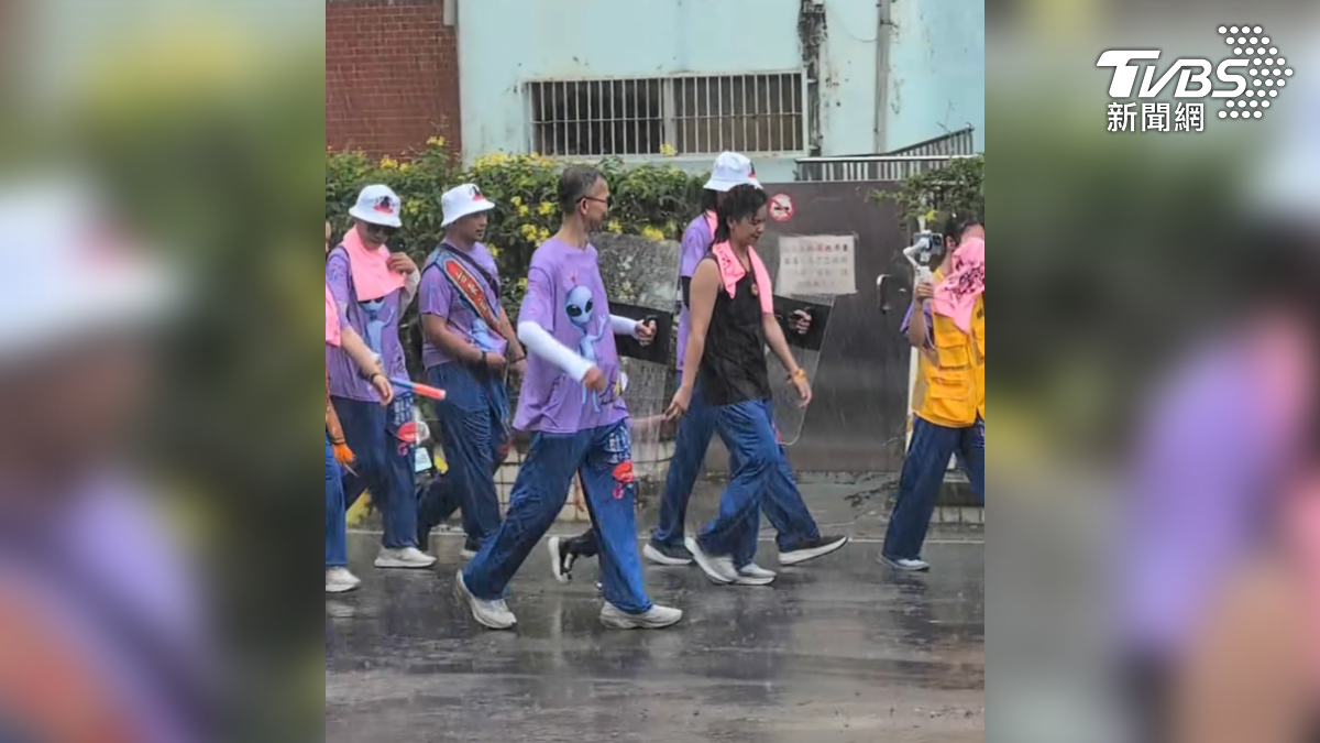 自稱「濟顛禪師」的女子,她大聲喊著,因為有她到屏東,所以南部大雨停了,說完沒多久,就有民眾拍下她淋著大雨(圖/翻攝Threads@roy.1999_)