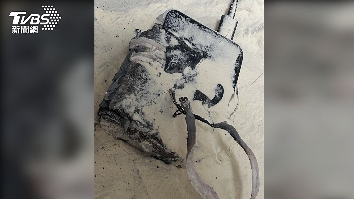 行動電源滋滋5秒燒起來，男衝出房找滅火器。(圖／當事人提供)