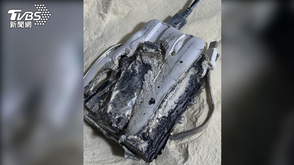 陸牌行動電源充電秒燒房！他嚇到穿褲找滅火器　賣場火速下架