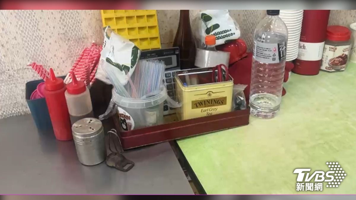 嫌犯偷走店家的剪刀後搶銀行。(圖/TVBS)