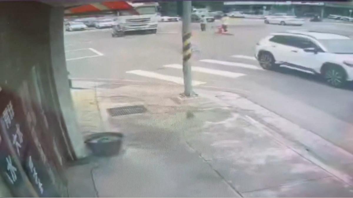 閃路中測繪擦撞！68歲婦遭混凝土車輾過　手腳斷了。(圖／民眾提供)